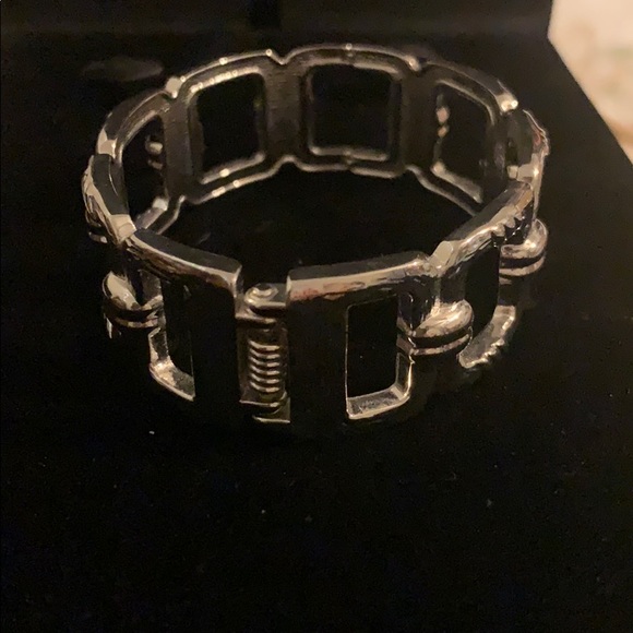 Cute Silver hinged bracelet/bangle - Picture 3 of 9